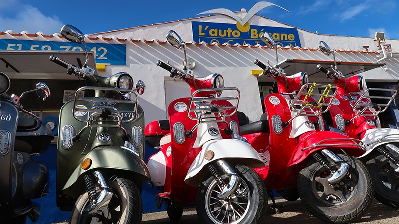 Scooters électriques devant l'agence L'Auto Bécane